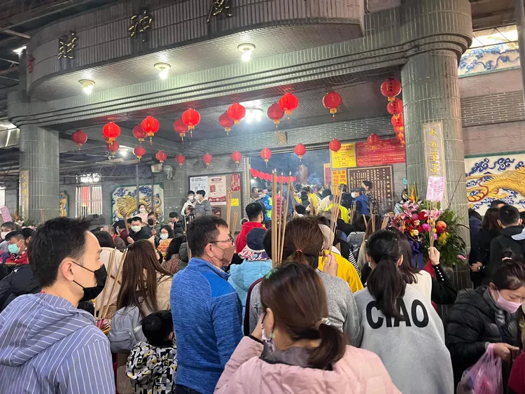 金山財神廟擠滿不少年輕人。翻攝謝金河臉書