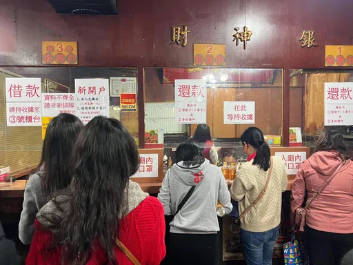 拜廟不再是政治人物及老人專利 這間財神廟人潮顛覆老謝想像