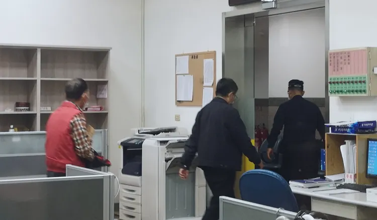 羅志明、夏復翔（左兩人）交保後由法警護送離開。郭芷余攝