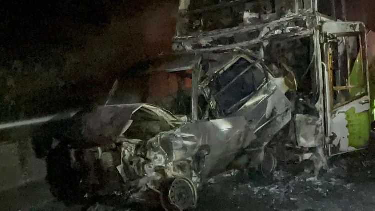 發生火燒車事故，客運已被燒到只剩下骨架。讀者提供