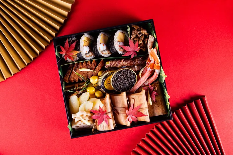 另一層的菜色裡甚至還包含一整盒的義大利魚子醬，還有北海道松葉蟹腳。業者提供