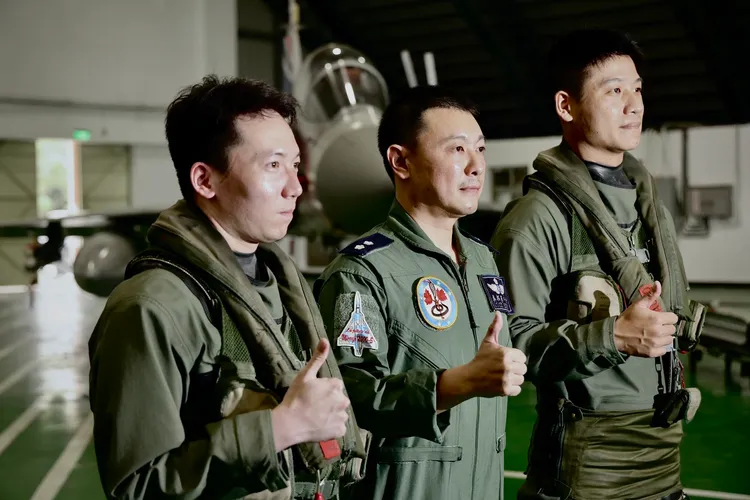 本次空軍年度戰術驗收「空戰王」莊惟博（左）、「箭靶王」張護薳（右），和單位主官吳邦彥（中）。林林攝