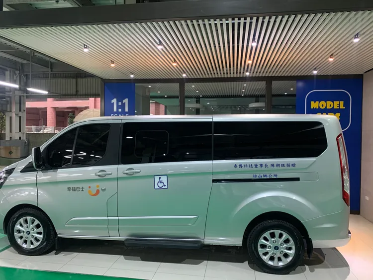 出身於屏東枋山嘉和社區的生技公司陳董，曾捐車給鄉公所，提供載送老人到醫院就醫服務。讀者提供