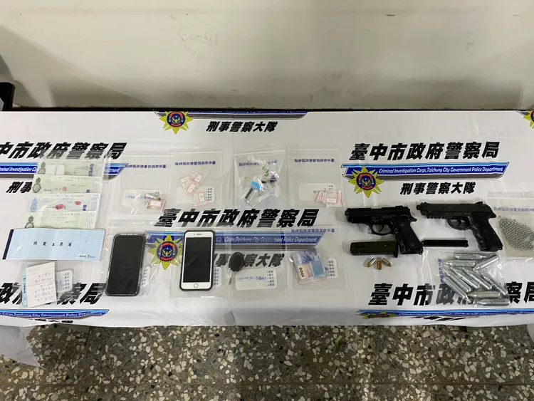 警方搜出槍枝、毒品等贓證物。讀者提供