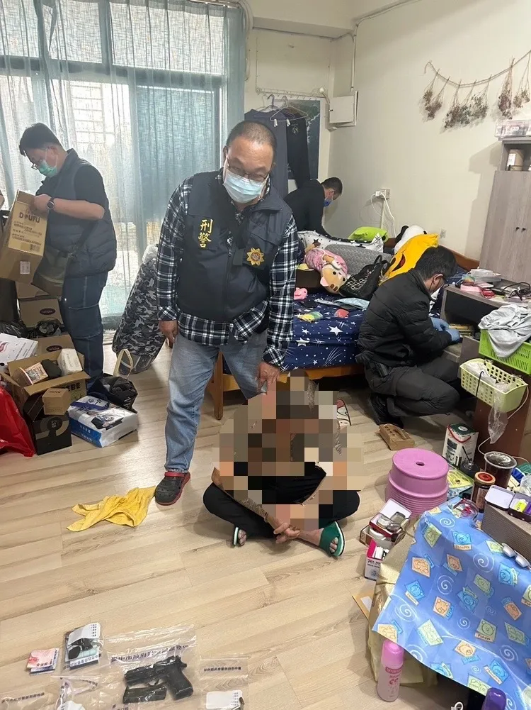 原本凶狠殘暴的謝姓主嫌與同獲，落網時囂張氣焰盡失。讀者提供