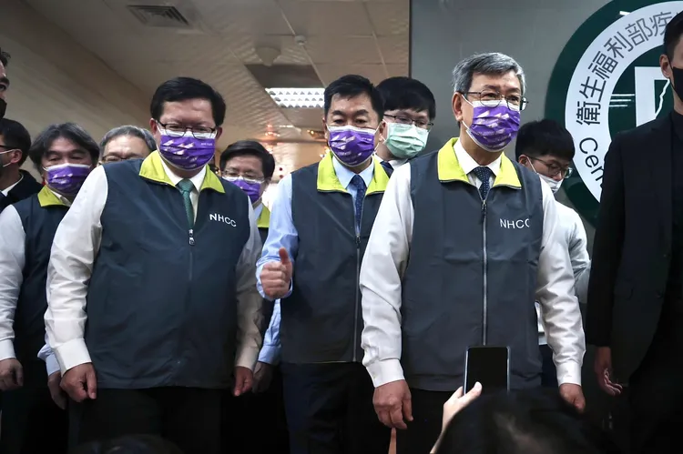 行政院院長陳建仁今天下午視察中央流行疫情指揮中心。林林攝