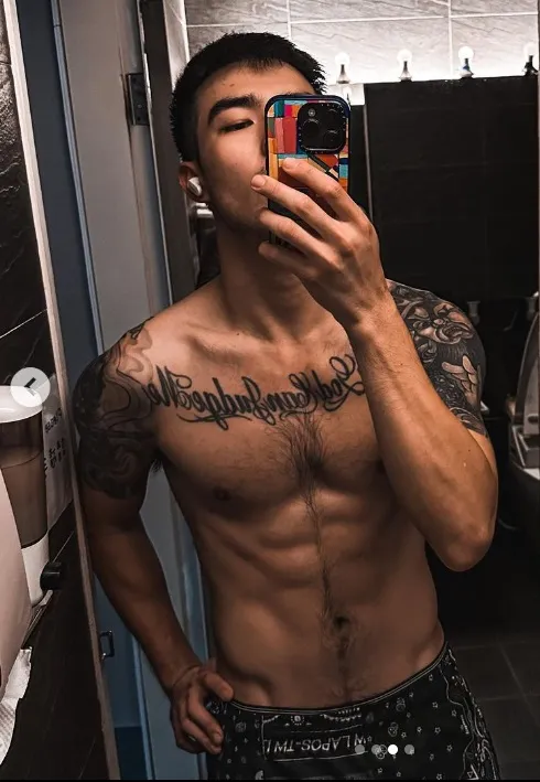 秀出馬甲線。翻攝陳昊森臉書