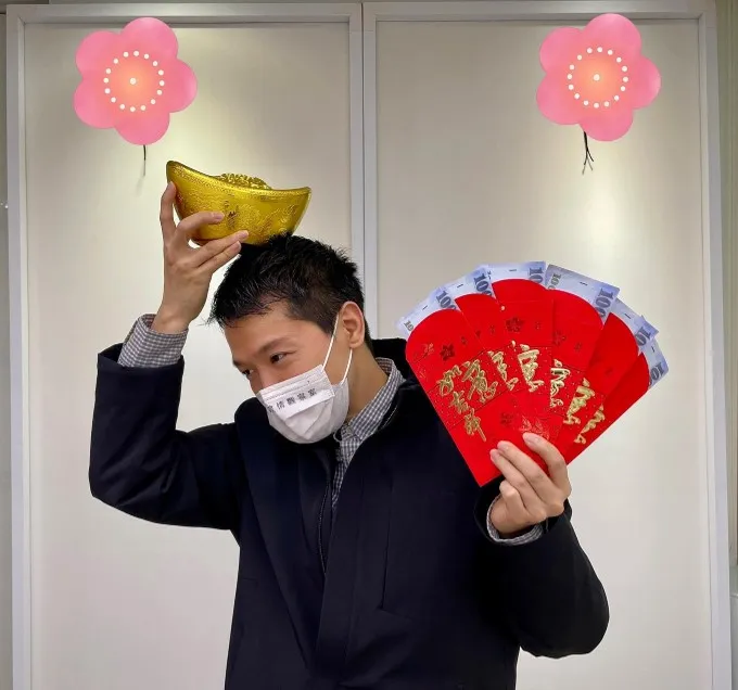 何志偉端近130年歷史的糕餅老店「李亭香」較勁立院同僚。翻攝何志偉臉書