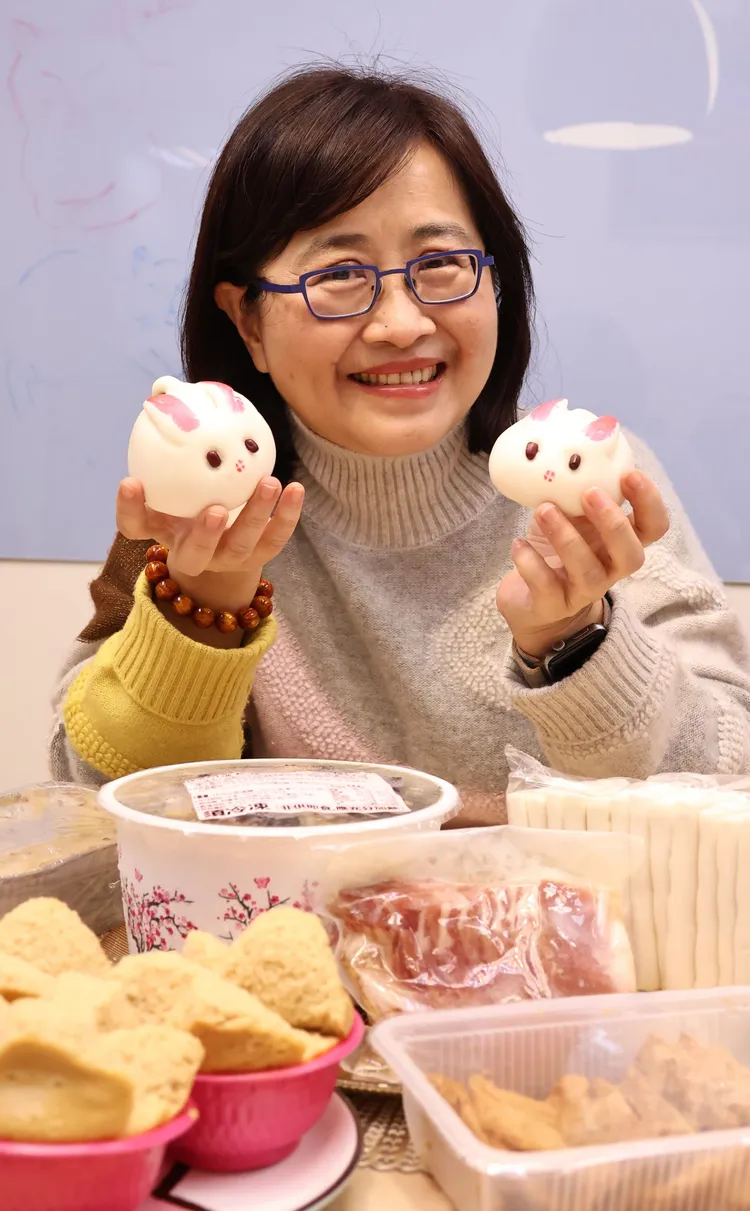 林奕華笑拿「合興糕糰店」兔兔包，應景又好吃。莊宗達攝