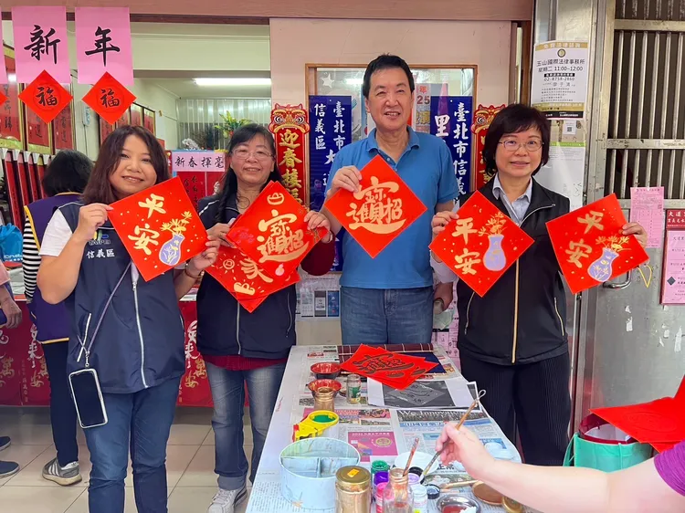 費鴻泰（右二）推薦懷舊眷村味「南村小吃店」，兒時記憶一吃就湧上心頭。翻攝費鴻泰臉書