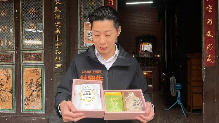 林昶佐另外也介紹萬華「老濟安」，多種青草產品顛覆傳統。林昶佐辦公室提供