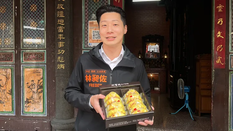 林昶佐激推「阿寶師咖哩餃」酥餅，讓他保持身材快破功。林昶佐辦公室提供