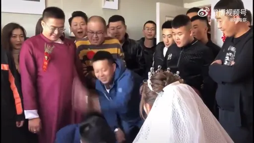 婚闹打新郎「往头巴下去」！　出手的惹怒伴郎团「围殴画面」曝