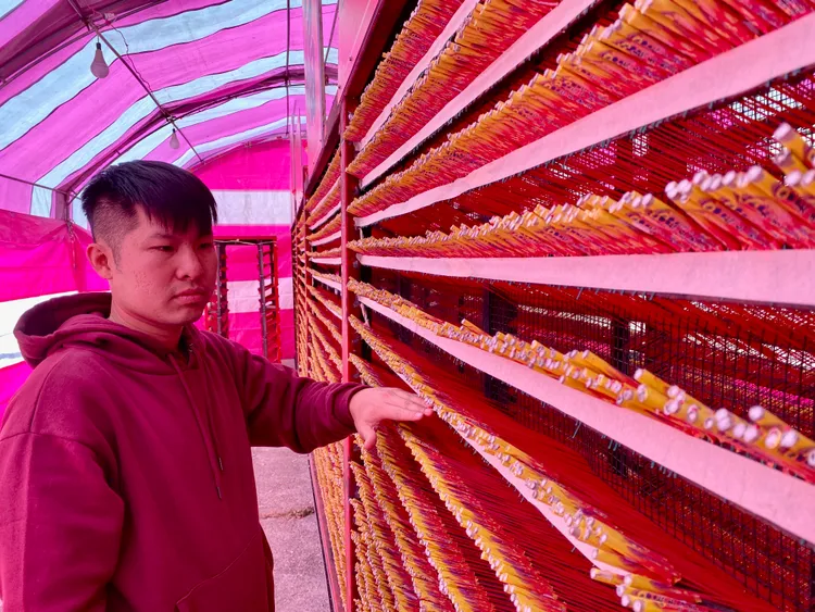 炮城主阿嘉檢視炮城，要帶給遊客熱鬧非凡的震撼教育。王志弘攝