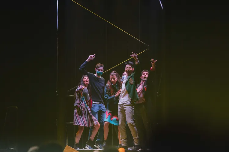 胡宇威（右二）對於能與《極限震撼》團隊合作感到很榮幸。寬宏藝術提供