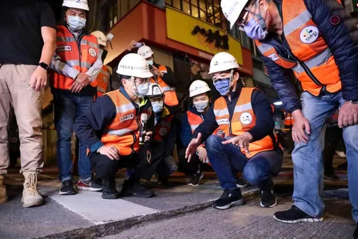 蔣萬安凌晨視察路面工程 允逐年編預算更新道路「人行道一併改善」