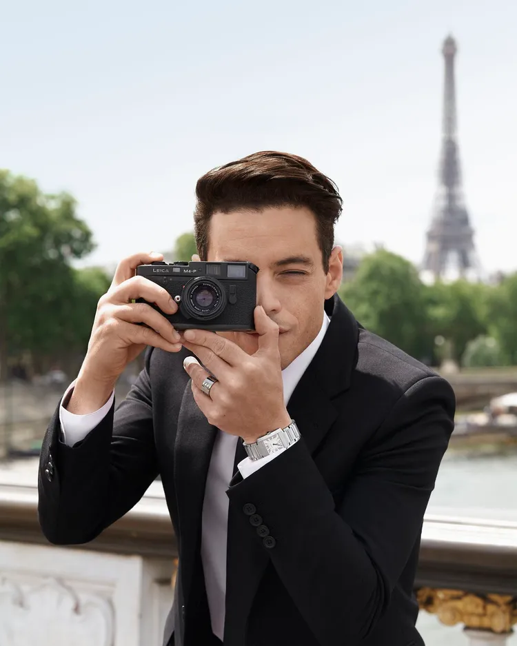 身為卡地亞品牌大使的雷米馬利克，在廣告片中像是見證時代更迭的藝術家。品牌提供