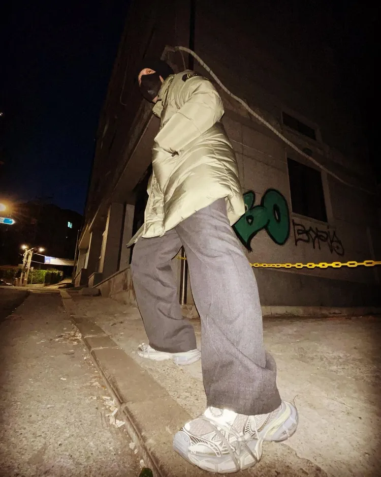 施柏宇分享了自己在韓國的禦寒穿搭，更順便秀出腳上所穿熱騰騰入手的法國時尚品牌BALENCIAGA 3XL運動鞋。翻攝patrick8589 IG