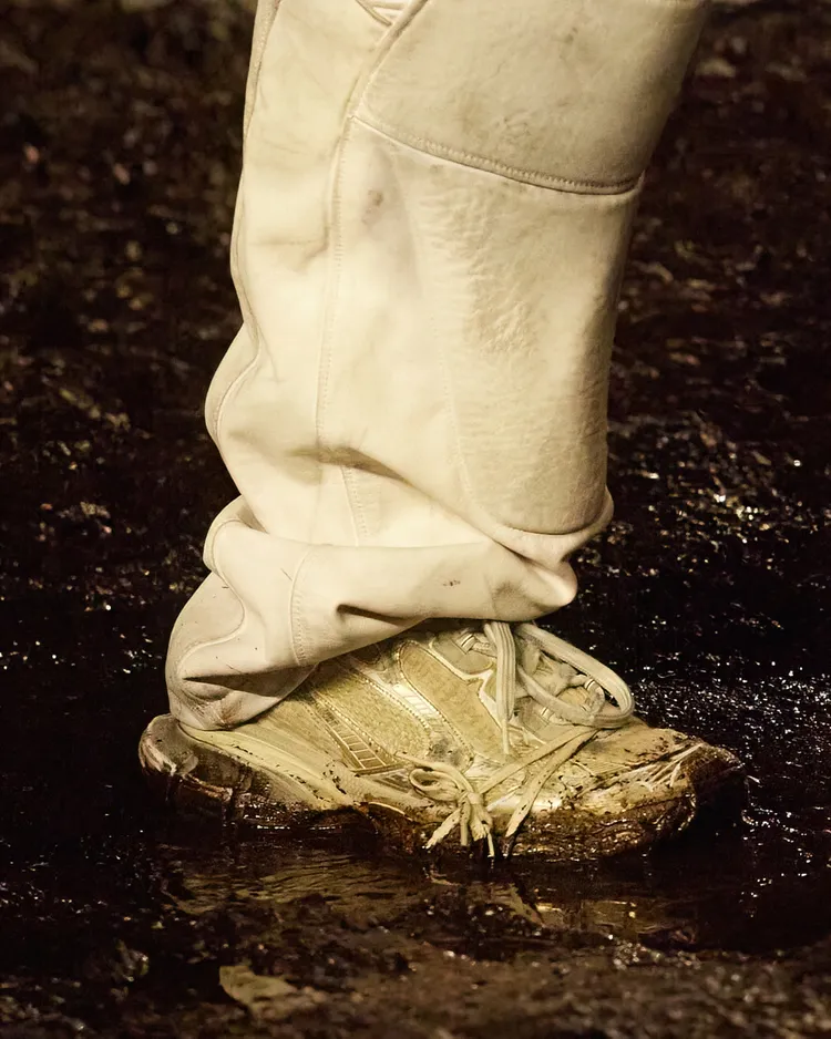 3XL運動鞋於BALENCIAGA 2023春夏系列大秀中首度亮相。品牌提供