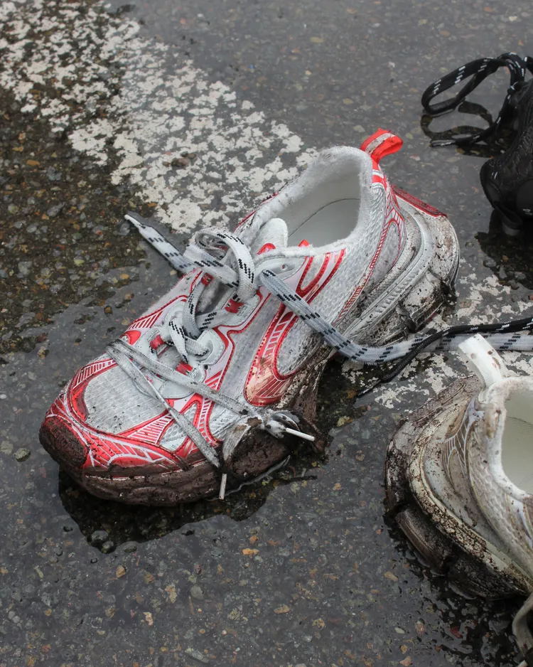 3XL運動鞋由多塊大小不一網眼布料拼接而成的鞋身，結構出如被放大鏡放大般的錯視效果。品牌提供