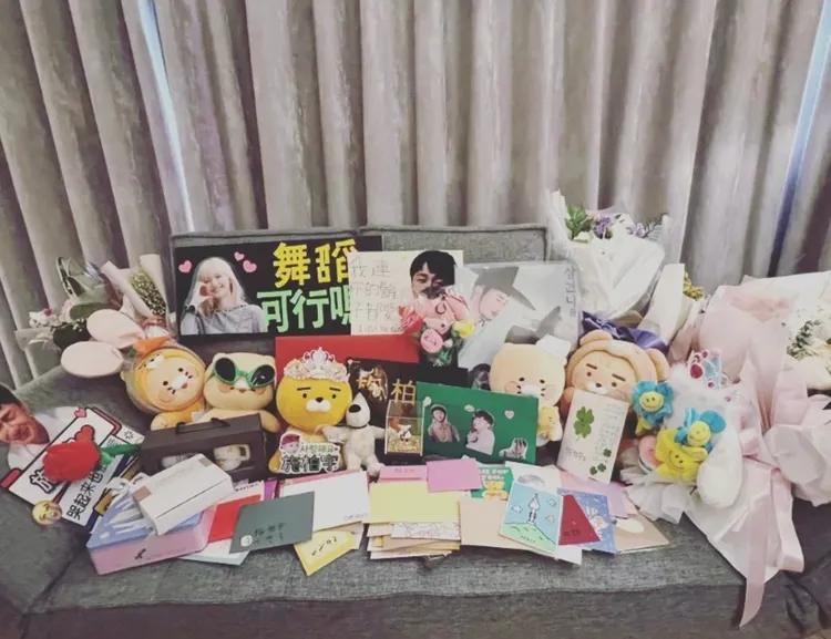 施柏宇在IG上曬出了韓國粉絲贈送的禮物，其中還有印著韓團BLACKPINK成員Lisa的應援牌，催討他趕快實現票房破億就要女團舞蹈的承諾。翻攝patrick8589 IG