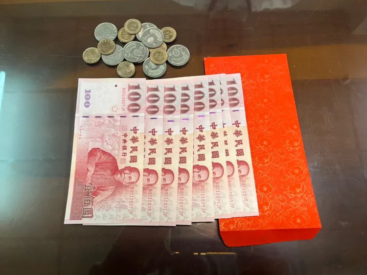 開工祭拜時可在發粿下面壓紅包（每個紅包內裝888元），象徵大發利市。周庭慶攝