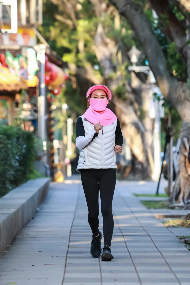 狄鶯靠快走維持健康。趙世平攝