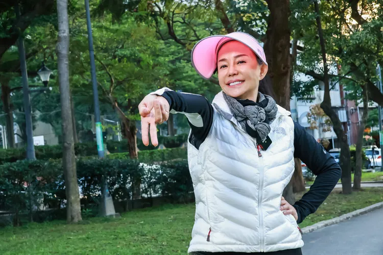 比個流行手勢。趙世平攝