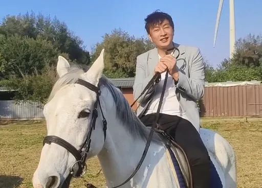 名人拜年｜賭神「小古」化身白馬王子　吉祥話不斷全方位祝賀