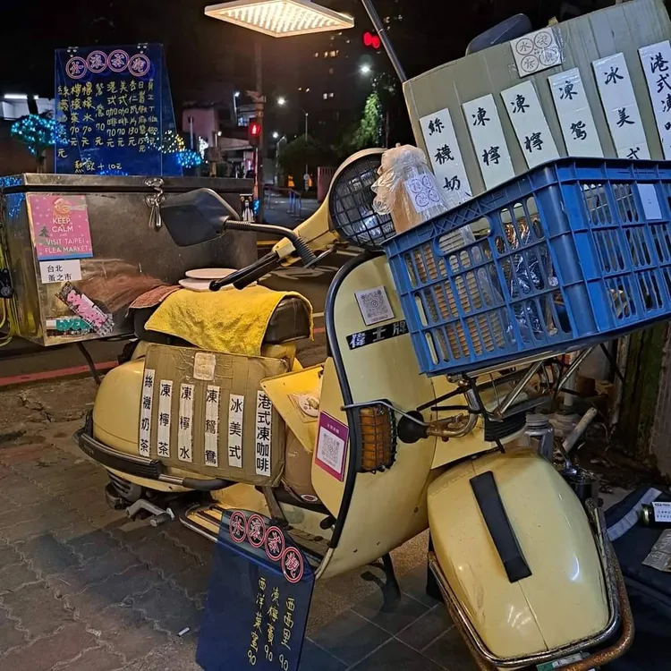 老威騎著機車到夜市附近擺攤。老威提供