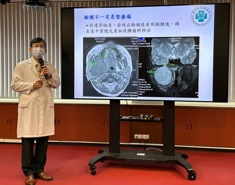 醫師說明小凱右臉頰有明顯腫塊。中榮提供