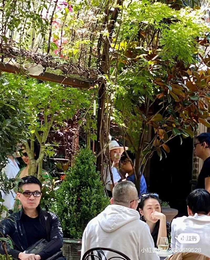 小S和朋友聊天,許雅鈞(左)一旁放空,被網友指夫妻零互動。翻攝自小紅書