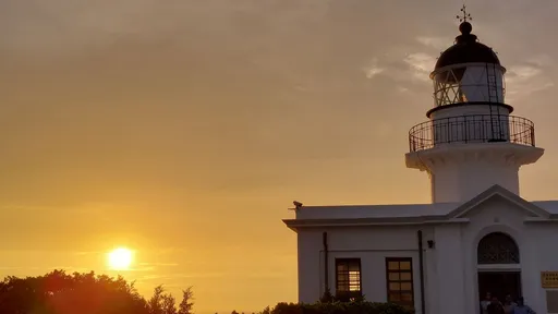 走春趣|高雄觀賞夕陽新景點 旗津燈塔飽覽晚霞夜景