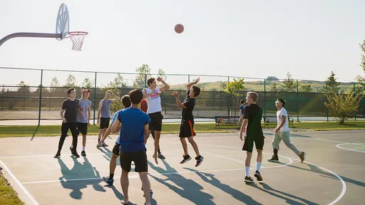 搶籃板球撞斷兩顆牙「消失無蹤」　6天後找到竟插入對手頭皮裡