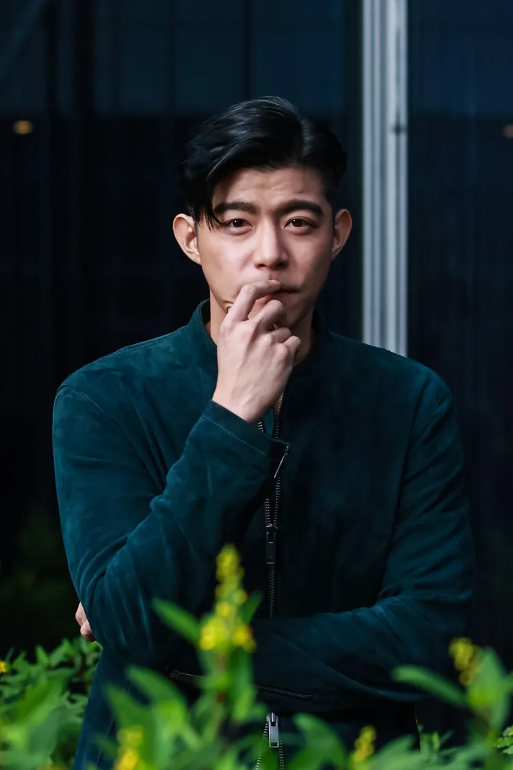 王柏傑分享有場和李銘忠對坐抽菸戲，是他等戲時突然冒出的想法。趙世平攝