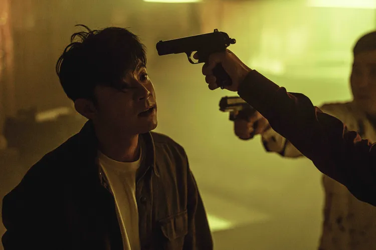 王柏傑劇中被小弟踹、巴頭都是來真的。Disney+ 提供