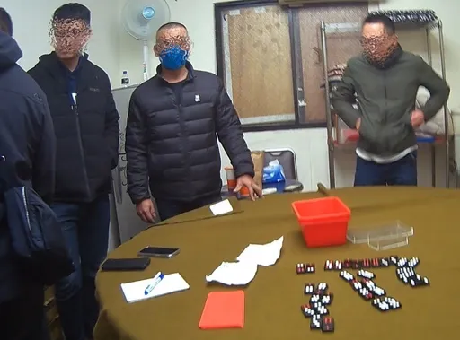 藏身住宅區經營天九牌賭場　新北警攻堅逮21人扣22萬