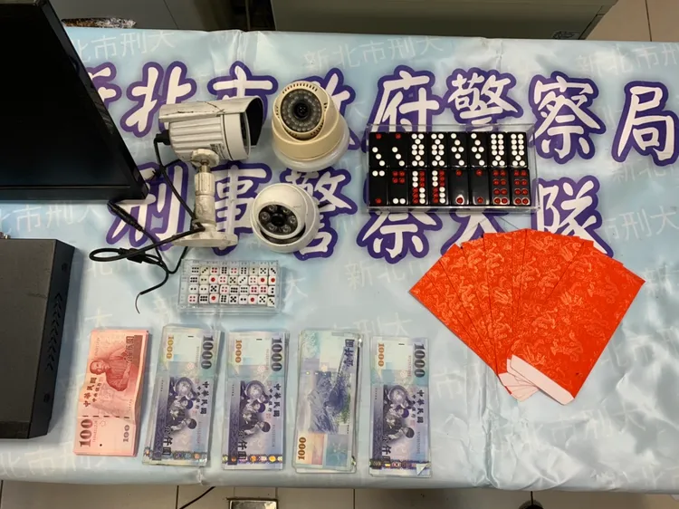 警方查扣賭資、賭具等證物。新北市刑大提供