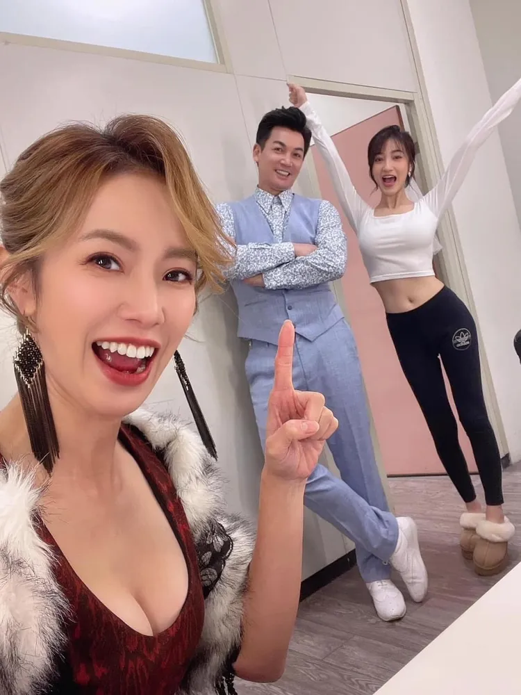 伊正（中）正在拍三立8點檔《一家團圓》，左為黃瑄，右為夏宇禾。翻攝伊正臉書