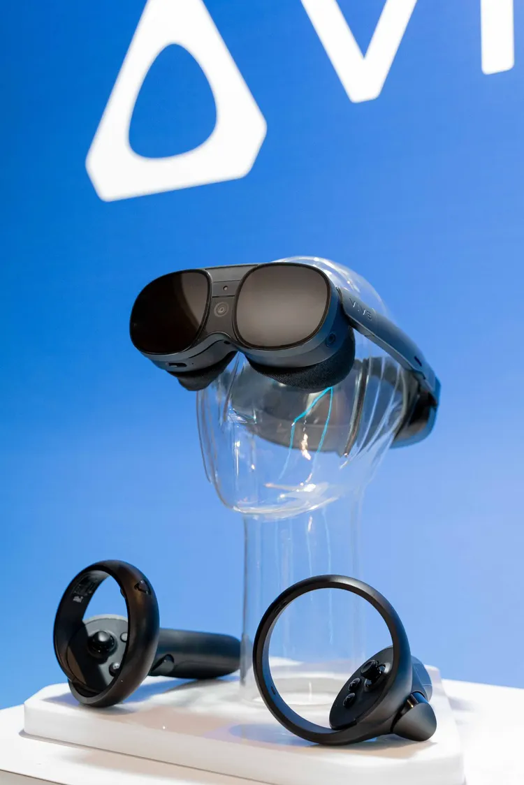 VIVE XR Elite含頭戴式顯示器、2個控制器、電池座，售價3萬4,900元。業者提供