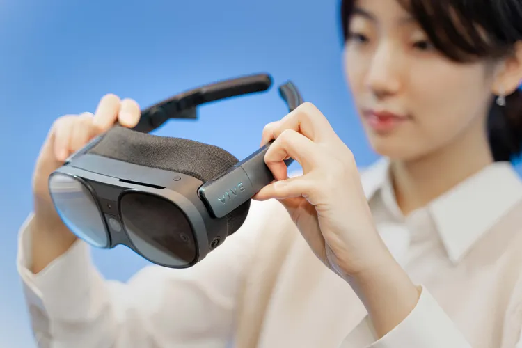 拆卸電池移除後，加裝專用鏡架，即可輕鬆轉變為沉浸式眼鏡。業者提供