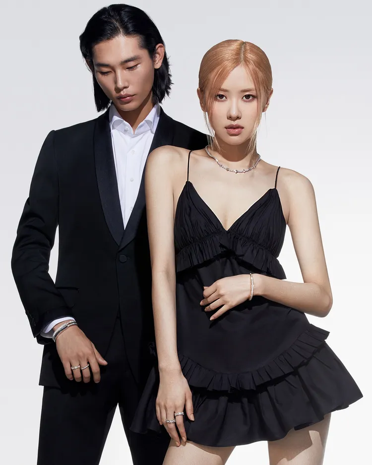 Rosé（右）和韓國男模Taemin Park，一同演繹TIFFANY為旗下全新Tiffany Lock系列珠寶精心安排的形象廣告。品牌提供
