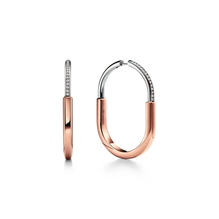 Tiffany Lock 18K白金與玫瑰金鑲鑽耳環，29萬6000元。品牌提供