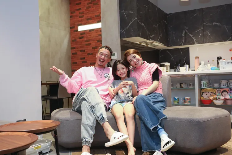 阿BEN（左）與妻子徐小可（右）加上女兒白花油歡迎大家拜訪。鄭孟晃攝