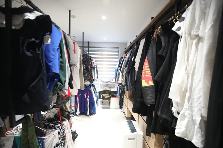 閣樓衣物間已經爆滿。鄭孟晃攝