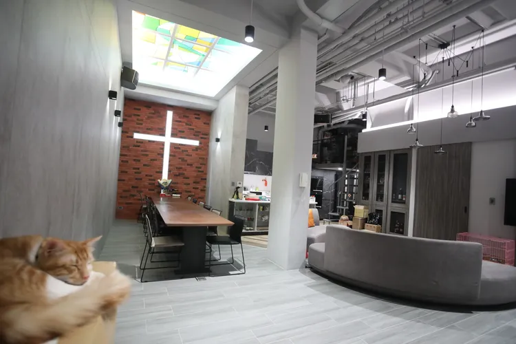 客廳不僅是生活，也與信仰結合。鄭孟晃攝