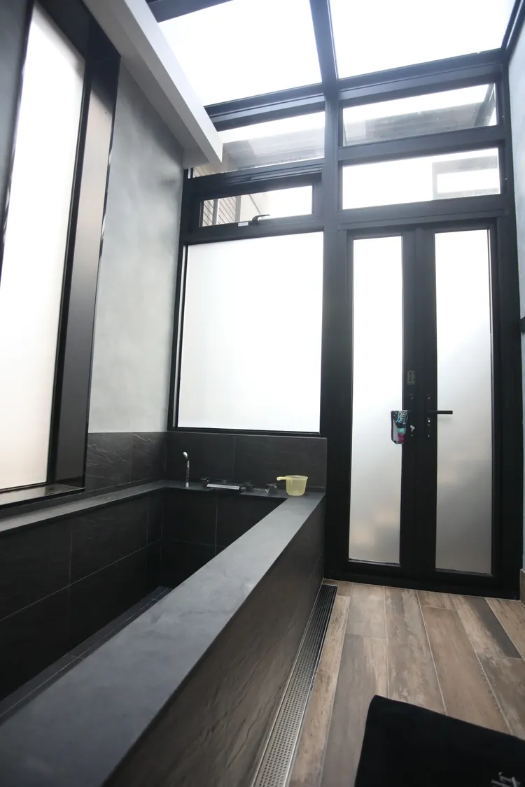 主臥室的浴缸可是泡湯等級。鄭孟晃攝