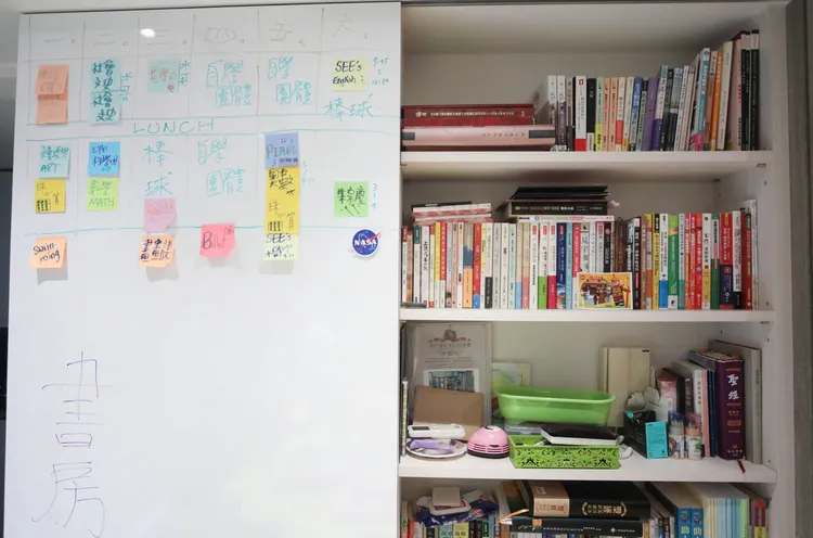 書房的書櫃旁有上課用的白板。鄭孟晃攝