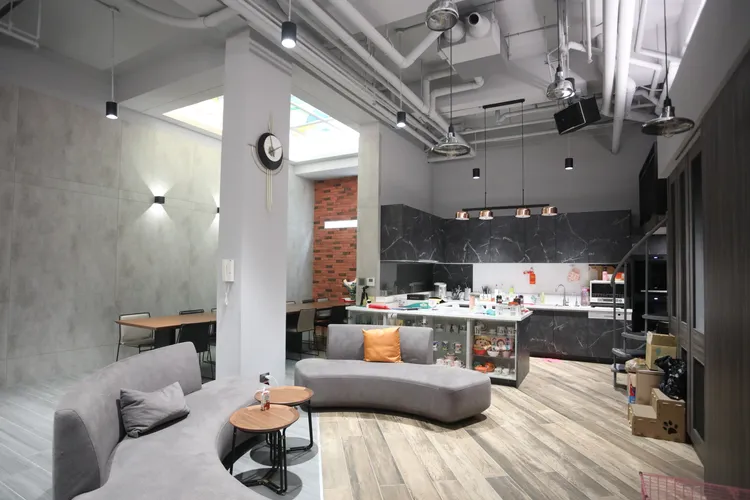 開放式的廚房除了方便直播，也有收藏品。鄭孟晃攝