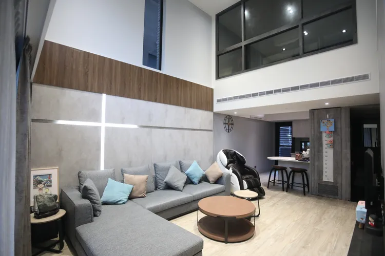 1樓客廳是純屬家人的空間，也有十字架設計。鄭孟晃攝